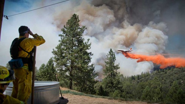 Incendio forestal en California arrasa con 10 viviendas