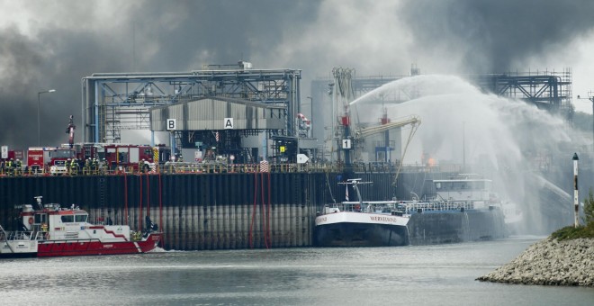 Bomberos intentan apagar las llamas en el recinto de la compañía Basf en Ludwigshafen. - REUTERS Bomberos intentan apagar las llamas en el recinto de la compañía Basf en Ludwigshafen. - REUTERS