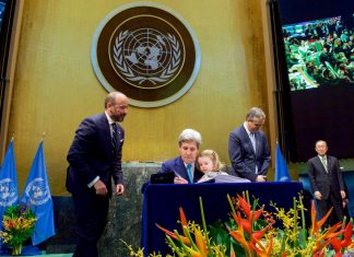 El Secretario de Estado estadounidense, John Kerry, durante la firma del Acuerdo de París en abril pasado. Foto: Departamento de Estado de los Estados Unidos. Dominio Público. El Secretario de Estado estadounidense, John Kerry, durante la firma del Acuerdo de París en abril pasado. Foto: Departamento de Estado de los Estados Unidos. Dominio Público.