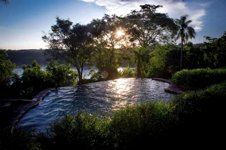 Turismo sostenible en una legendaria posada en Puerto Libertad, con una reserva natural inmersa en magníficos paisajes de la selva misionera y el río Paraná