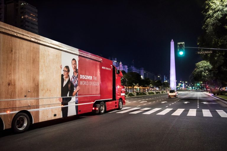 El camión showroom de EGGER sigue de gira y recorrerá hasta octubre el país mostrando las tendencias 