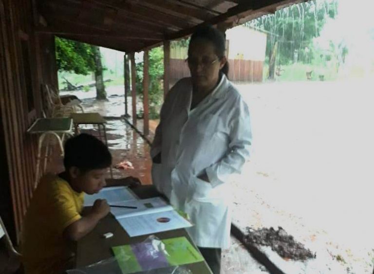 Las lluvias y los efectos extremos del clima afectan a las comunidades indígenas de Misiones, pero nada frena las ganas de continuar con sus clases en la escuela rural de la aldea Aguaí Poty