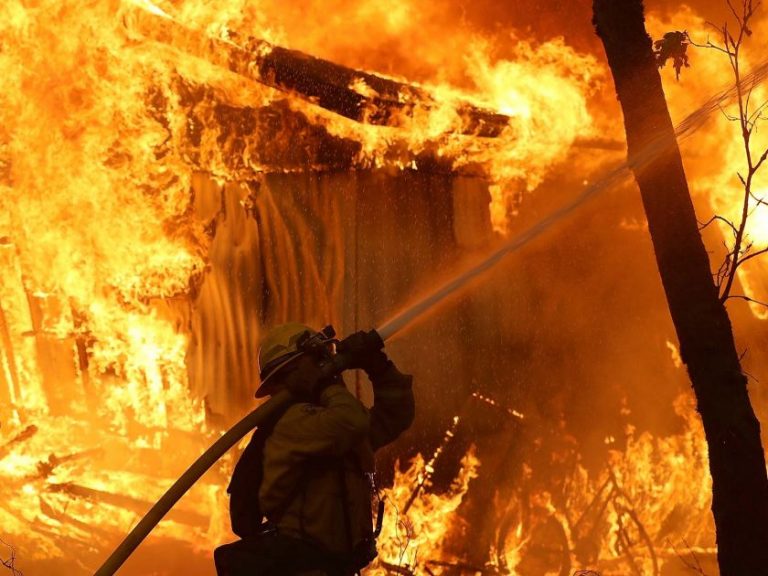 Incendios forestales en California provocan 9 muertos, destruyen miles de estructuras y obligan a evacuar a miles