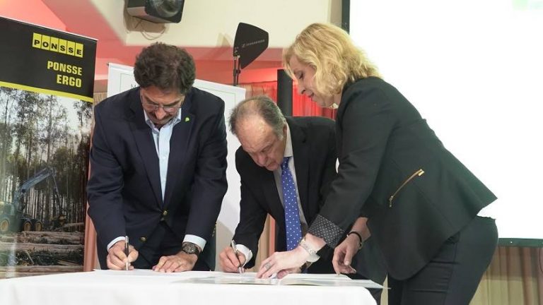 Agroindustria y AFoA firmaron convenio para potenciar el sector foresto-industrial bonaerense