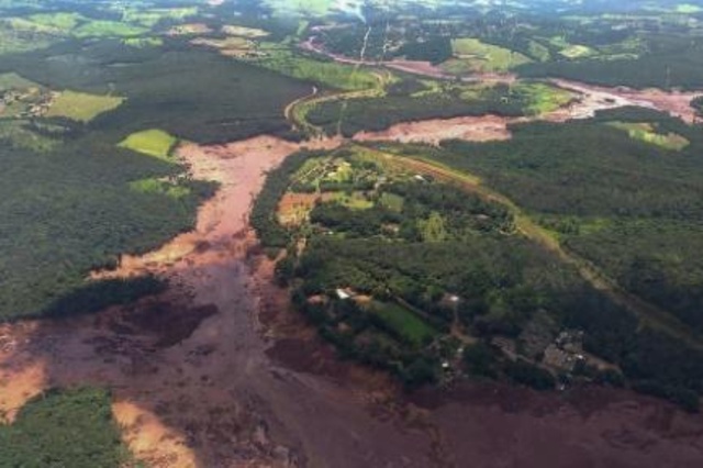 Desastre ambiental en Brasil: represa de minera Vale en Mina Gerais se rompió y un río de barro tóxico arrasó la ciudad. Hay víctimas fatales y más de 200 desaparecidos