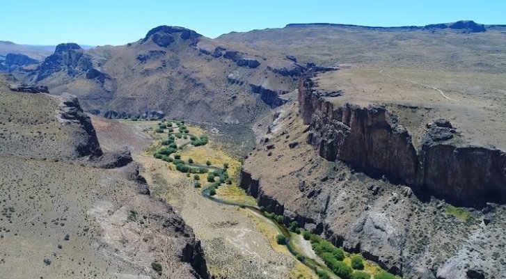 El Parque Nacional Patagonia protege al macá tobiano y resguarda un patrimonio cultural y arqueológico en el sur del país