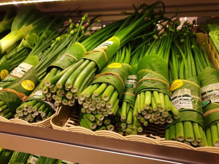 Cadena de supermercados tailandesa usa hojas de plátano para reemplazar los envases de plástico