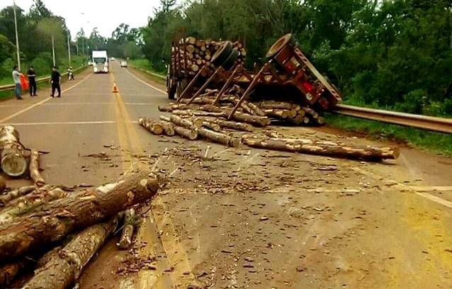 Graves riesgos para automovilistas en ruta nacional 12 por el transporte de carga de raleo de pinos mal asegurados