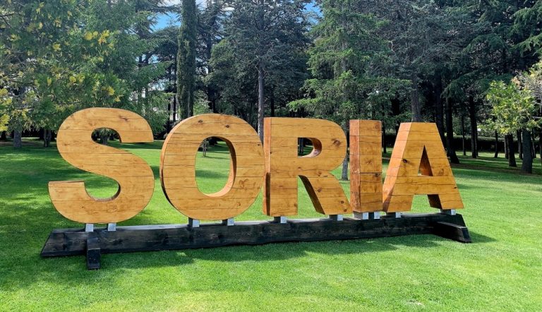 Para fomentar la gestión sostenible y difundir la calidad de la madera para su uso en la construcción, ciudades españolas con cultura forestal identifican con «letras de madera de pino» su portal de ingreso