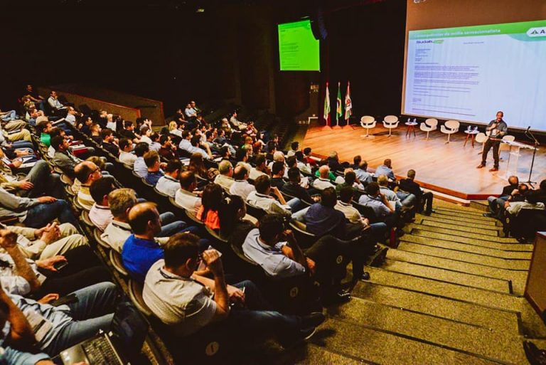 Estudiantes de la Facultad de Ciencias Forestales de la UNaM se capacitaron sobre valor agregado en la industria de la madera en Lignum Latín América