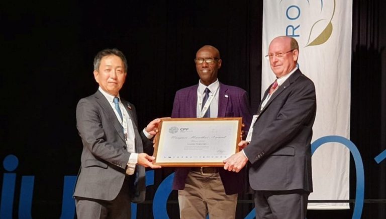 Congreso Mundial IUFRO 2019: Reconocimiento con el Premio «Wangari Maathai» a Leonidas Nzingiyimpa, de África