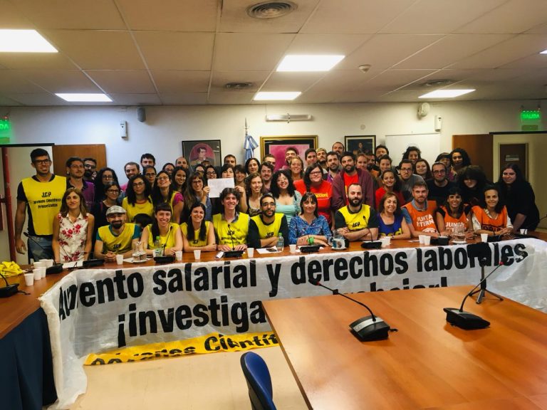 Investigadores y becarios realizaron una masiva concurrencia a la audiencia en Diputados por derechos laborales
