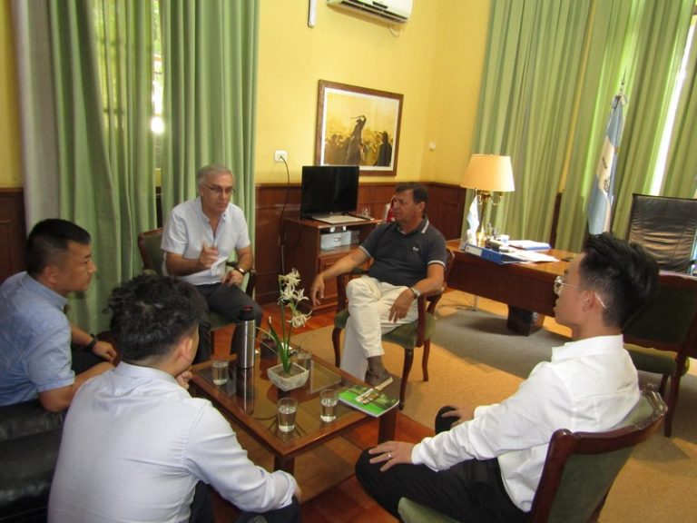 Empresarios chinos interesados en invertir en Corrientes se reunieron con Claudio Anselmo