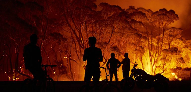 Australia supera el récord de 55° y ante el avance del fuego inician una evacuación masiva en la costa sureste