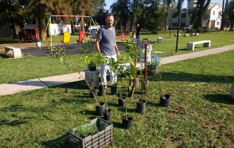 Desde FAUBA, junto a la Fundación Chicos Naturalistas, donaron y plantaron árboles para la Memoria