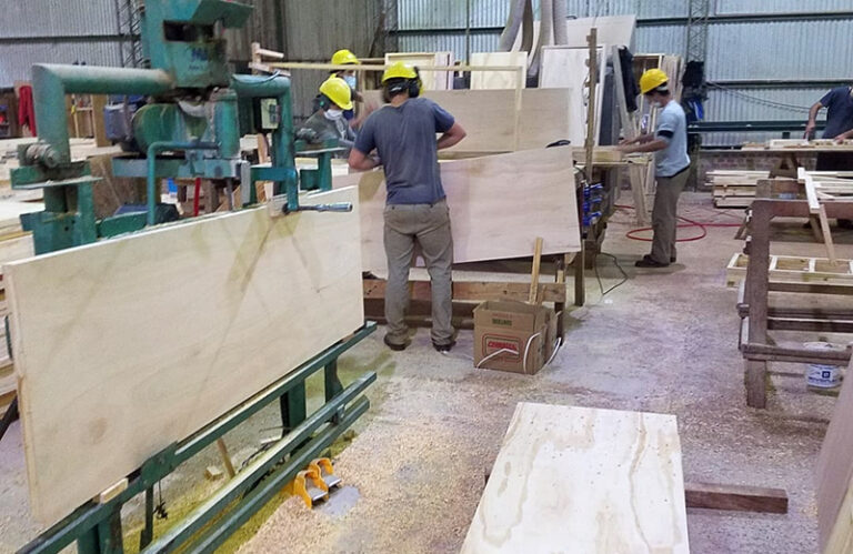 Empresas de la industria de la madera argentina comenzaron a suspender su producción ante el impacto por la falta de divisas para importación de insumos