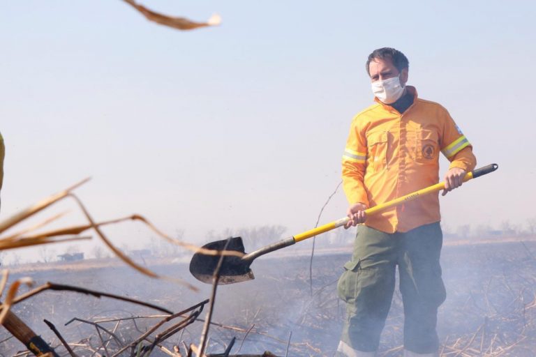 Frente a la tragedia ambiental por las quemas de pastizales y humedales del Delta del Paraná, Cabandié trabajó en áreas afectadas y pidió celeridad en la actuación de la Justicia