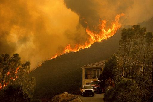 El gobernador de California calificó a los incendios forestales como de ‘momento mortal’ e instó a los residentes a huir