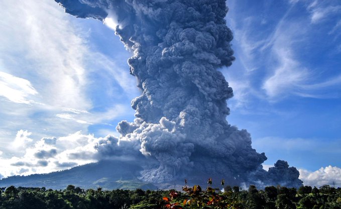 Indonesia: volcán del monte de Sinabung entró en erupción y una impactante columna de cenizas alcanzó más de 5 kilómetros de altura
