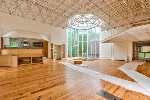 Madera con historia: La «Casa Utopía» en París, construida dentro de un pantano, sigue asombrando en el tiempo por su arquitectura con acero, madera y luz natural