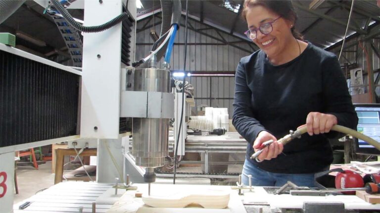 Innovador emprendimiento que logró unir madera, tecnologías y las culturas ancestrales de varios países para la producción de zapatos ecológicos