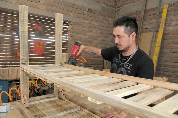 La Pampa: con 31 años, logró diseñar su carpintería santarroseña con trabajos rústicos con madera de pallets