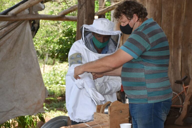 Misiones: impulsan la apicultura como actividad alternativa para productores carboneros de Arroyo del Medio