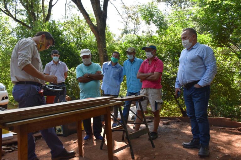 Misiones: carboneros se capacitaron en carpintería para trabajar la madera como alternativa económica en Arroyo del Medio