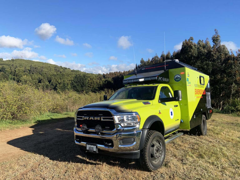 Chilenos crearon el primer vehículo satelital «todoterreno» de emergencias fabricado en Latinoamérica para coordinar combate de incendios