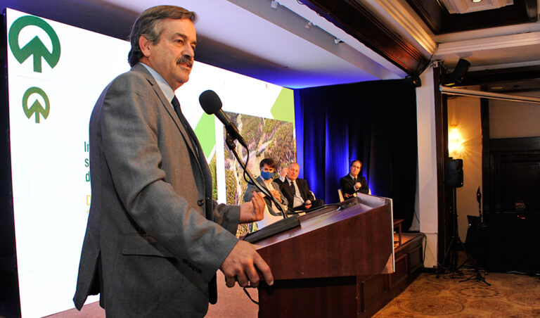 Encuentro de integración y sostenibilidad del sector forestal uruguayo con eje en la ganadería 