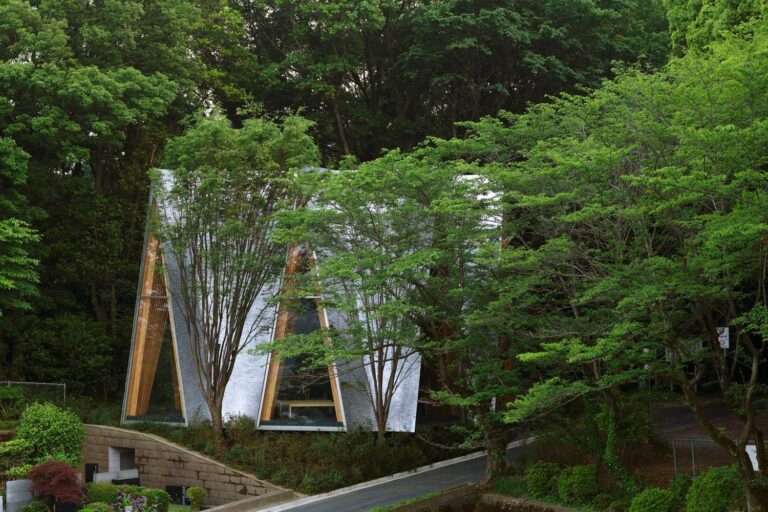 La arquitectura con madera también puede acompañar un momento espiritual: conocé la Capilla del Bosque Sayama, en Japón