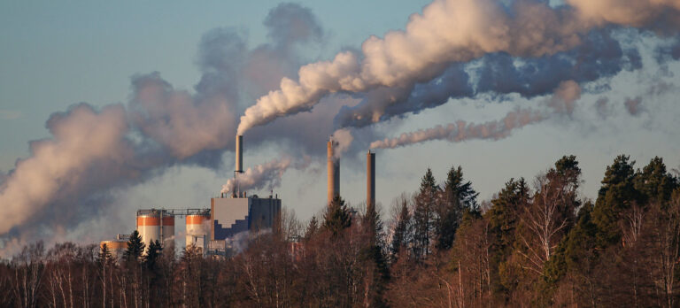 Informe de la agencia PNUMA-ONU revela que las emisiones de CO2 rompen otro récord en su aumento: «Un calentamiento global catastrófico amenaza el planeta»