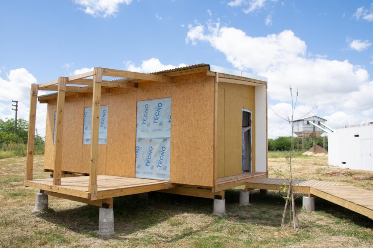 La Universidad Nacional de La Plata financiará y fabricará viviendas de madera sustentables para dar respuesta a situaciones de emergencia habitacional