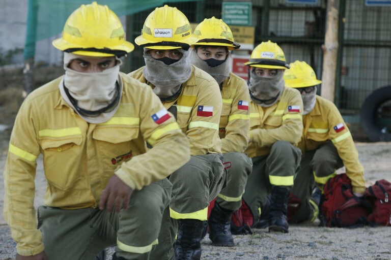 Prevención y gestión de riesgos: empresas forestales chilenas destinaron 59 aeronaves y 4.500 personas con competencias en el  combate de incendios
