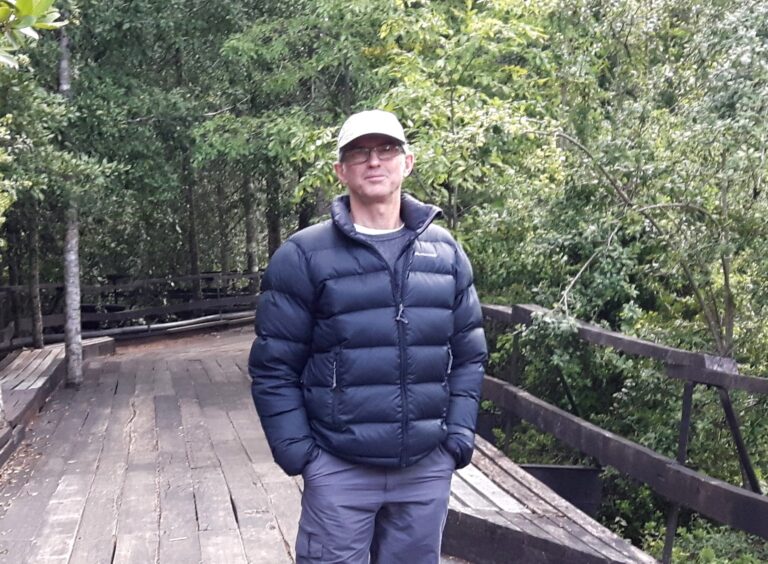 La relación entre los humanos y el bosque: relatos breves de Alejandro Dezzotti sobre cómo nos hicimos mutuamente