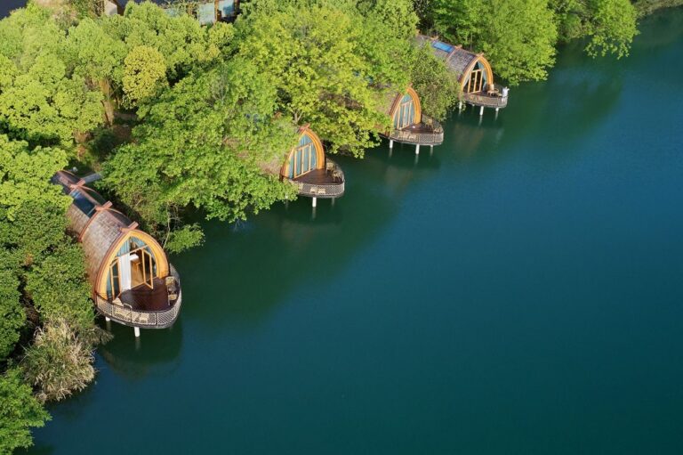 Arquitectura con Madera: ¿Conocés las cabañas flotantes o «habitaciones barco» construidas para un resort de naturaleza en China? 