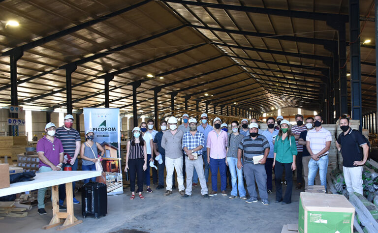 Durante una práctica profesional de la Diplomatura en Uso y Construcción Eficiente con Madera, APICOFOM donó junto a Cáritas una vivienda en Garupá