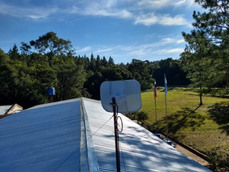 Fortaleciendo redes en Misiones: por primera vez llega internet a una escuela rural de Colonia San Juan de la Sierra