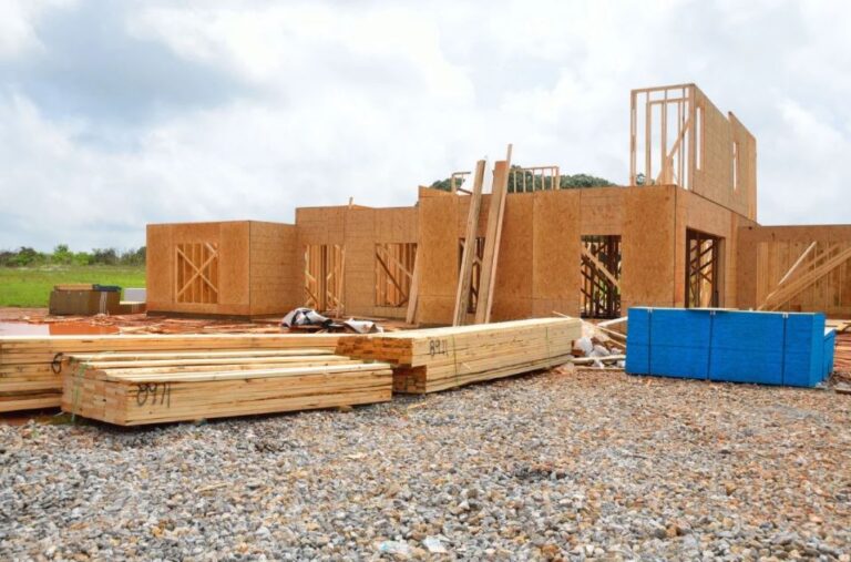 Mercado de la madera en EEUU: la prensa internacional analiza el alza de precios y el impacto de costos en la construcción de viviendas