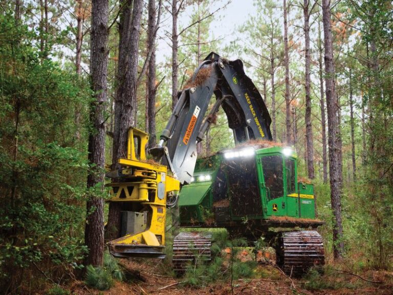 John Deere añadió eficiencia a los equipos de feller bunchers y harvesters con la tecnología Smooth Boom Control