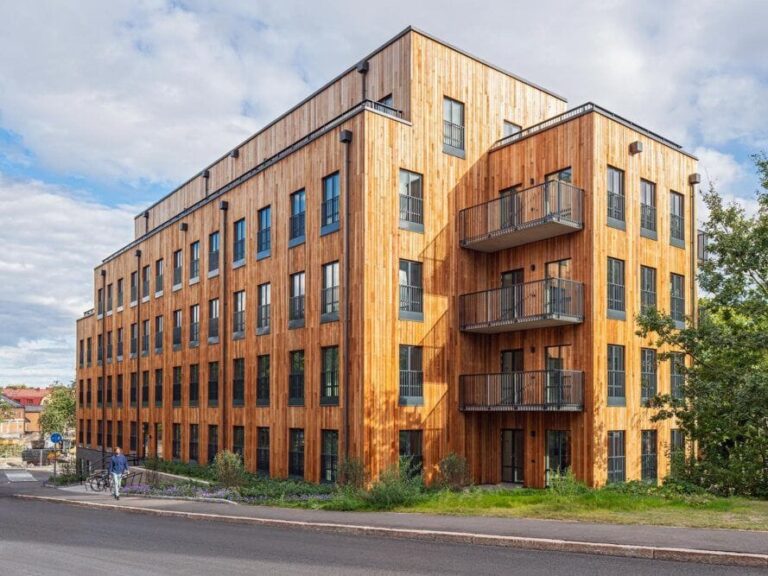 Arquitectura sostenible: conocé el nuevo edificio en Estocolmo revestido de madera, con tejado «vivo» y paneles solares