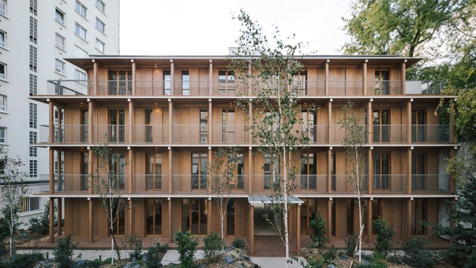 Construir con madera: innovadora inspiración japonesa en un complejo de viviendas de la década del 70 en París