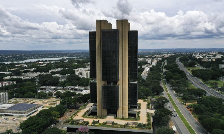 Brasil: instituciones financieras consultadas por el Banco Central (BC) elevaron la proyección de crecimiento de la economía a un ​​5,05% en 2021