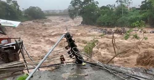 Costa Rica: dramática situación en Turrialba por torrencial lluvia que desbordó ríos arrasando con viviendas y rutas nacionales 