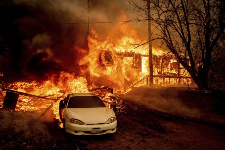 El incendio Dixie de California es ahora el incendio forestal más grande de los EEUU, y el tercero más grande en la historia del estado