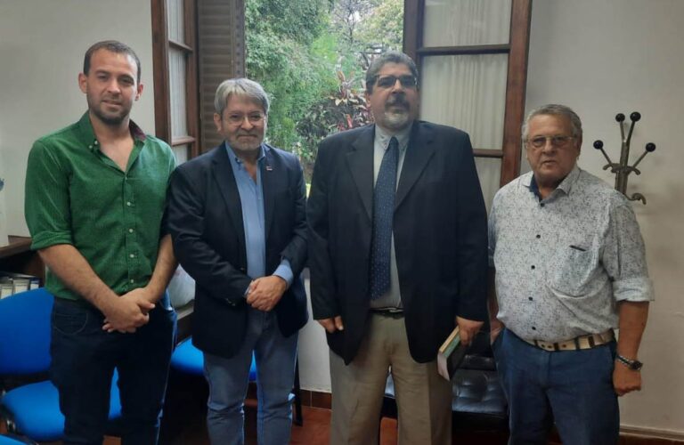 Fiscalía de Estado recibió donación de dos libros rectores en materia de Legislación e Institucionalidad Forestal de Misiones