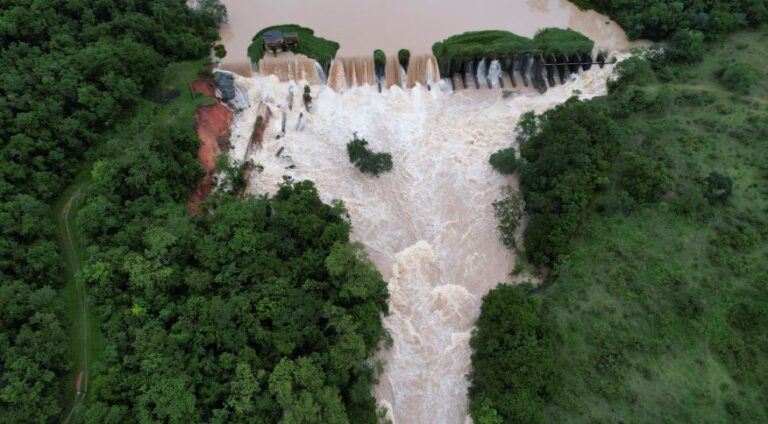 Brasil: inundaciones y aludes de tierra por las constantes lluvias devastan Bahía y Minas Gerais, hay 24 muertos, miles de familias evacuadas y 42 presas en alerta