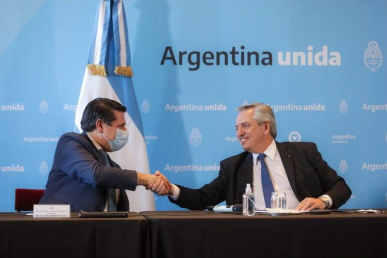 El vicepresidente del Banco Europeo de Inversiones visitó el país y firmó nuevas financiaciones para compra de vacunas e inundaciones