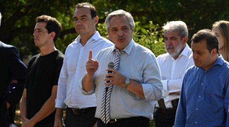 Alberto Fernández sobrevoló las áreas afectadas por los incendios en Corrientes y valoró el Plan de Manejo del Fuego de Misiones