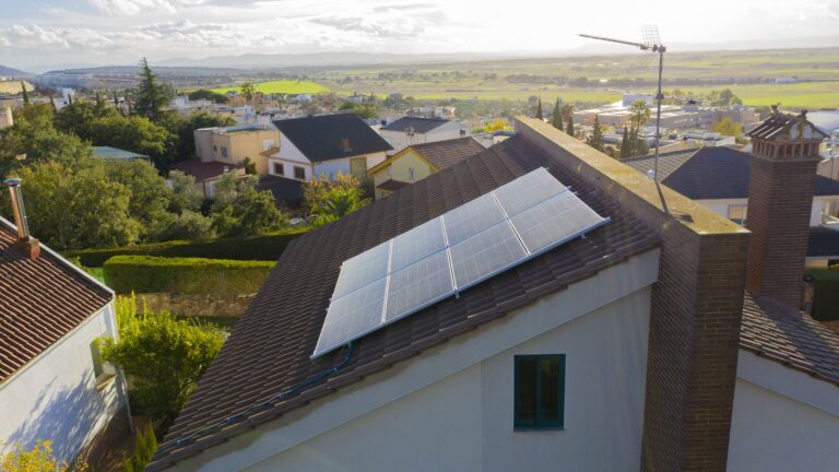 Transición energética | «El 80% de los tejados en España son técnicamente viables para la instalación de paneles solares, lo que supondría cubrir el 100% de la demanda eléctrica del país»
